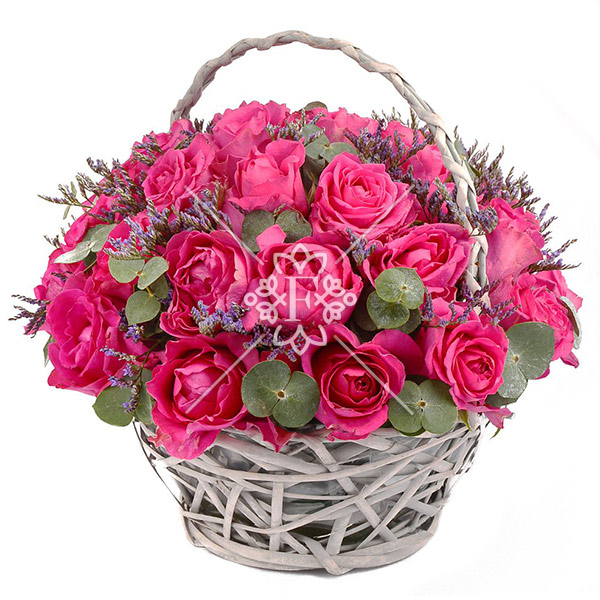 Танец любви - корзина с малиновыми розами